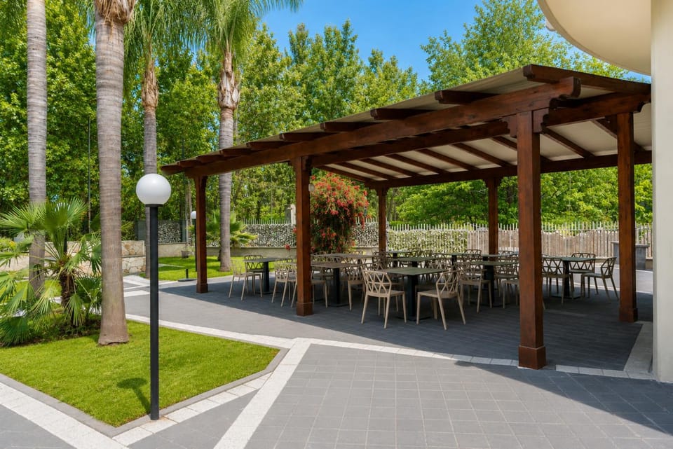Restaurant/places to eat, Day, Garden, Banquet/Function facilities