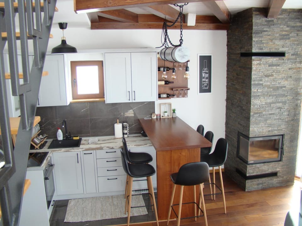 Kitchen or kitchenette, Dining area