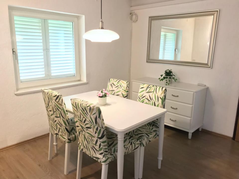 Seating area, Dining area