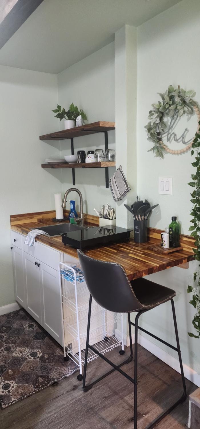 Kitchen or kitchenette, Dining area