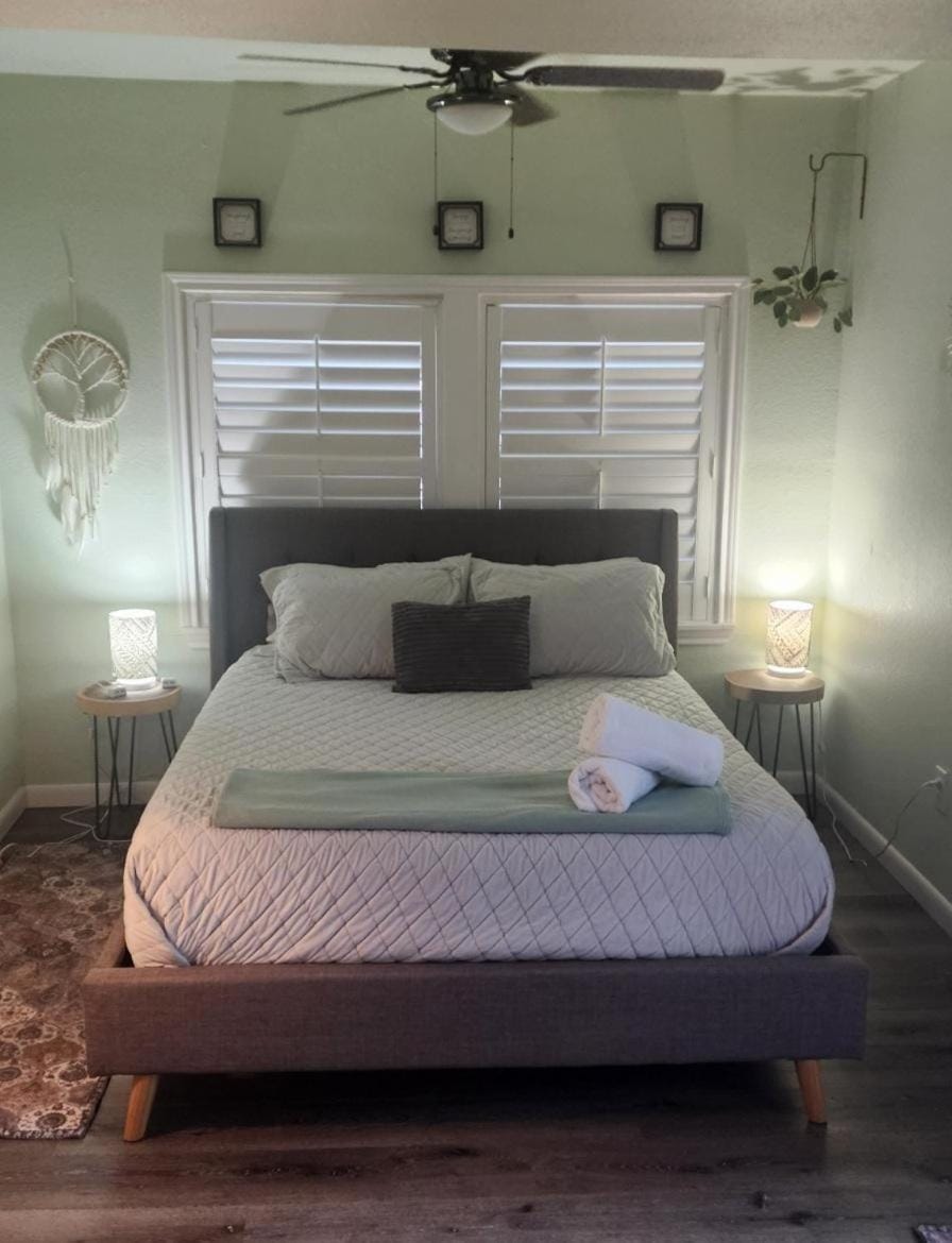 Bed, Bedroom, towels
