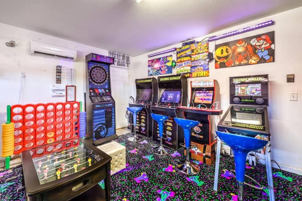 Family Fun for Everyone in Las Vegas- 4 Bedrooms, Billiards, Game Room House in Henderson