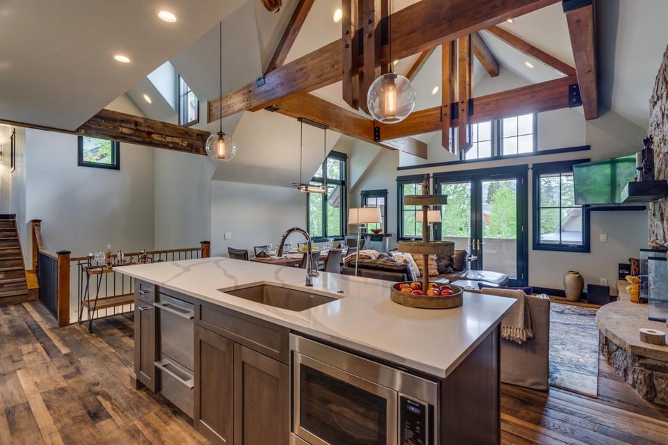 Walk to the slopes! Completely remodeled with 5-star finishes and private hot tub! House in Breckenridge