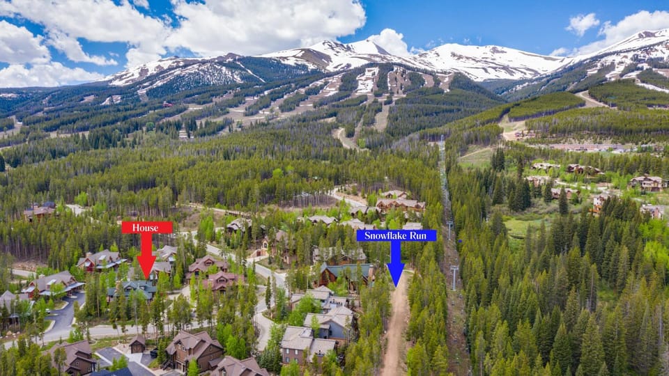 Walk to the slopes! Completely remodeled with 5-star finishes and private hot tub! House in Breckenridge