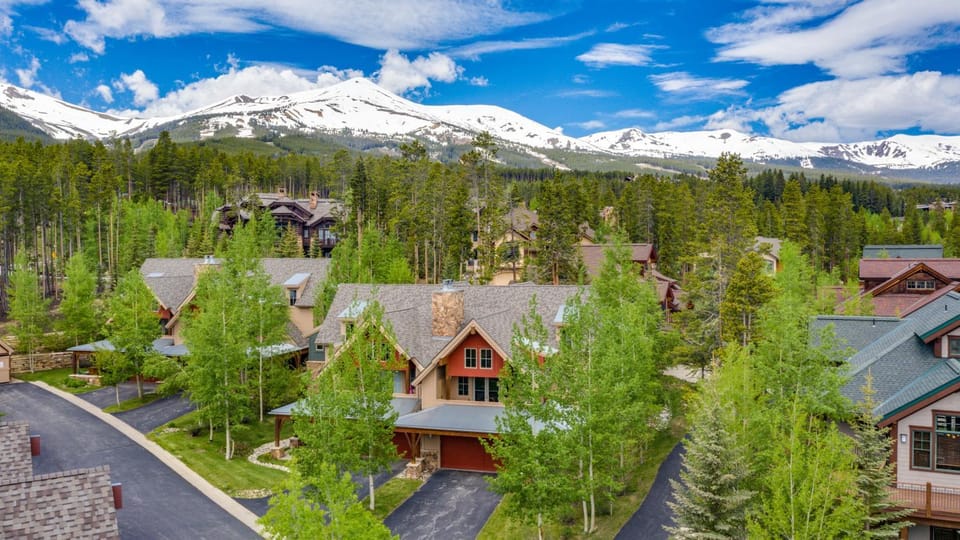 Walk to the slopes! Completely remodeled with 5-star finishes and private hot tub! House in Breckenridge
