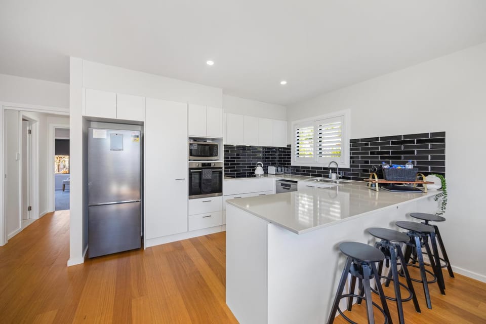 Kitchen or kitchenette, Dining area, Breakfast, dishwasher, minibar, pet friendly, stove, kitchen