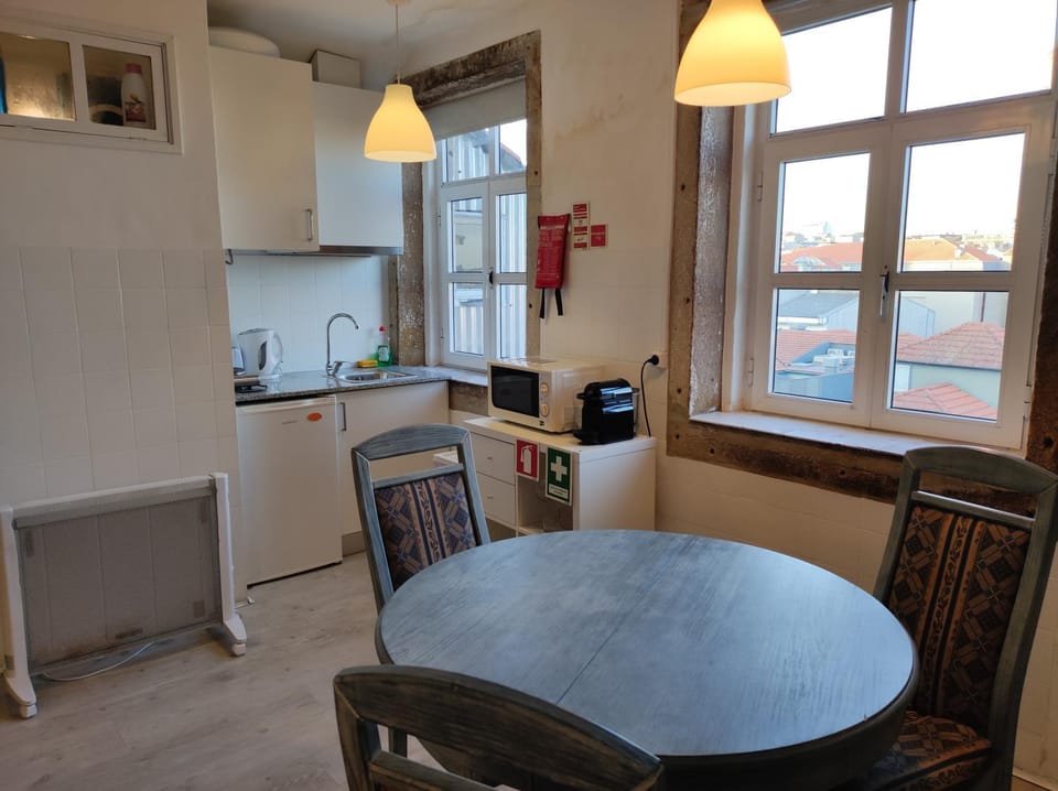Kitchen or kitchenette, Dining area, minibar, stove