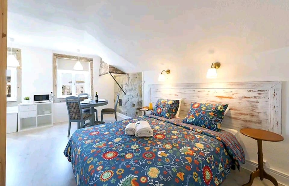 Bed, Dining area