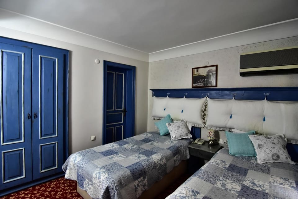 Shower, Toilet, Bed, Bathroom, TV and multimedia, Seating area, Bedroom