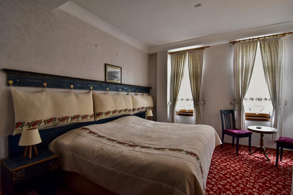 Shower, Toilet, Bed, Bathroom, TV and multimedia, Coffee/tea facilities, Photo of the whole room, Decorative detail, Seating area, Bedroom, cot, Quiet street view