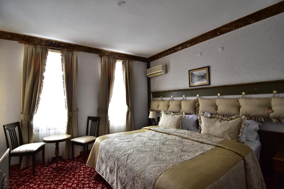 Toilet, Bed, Bathroom, TV and multimedia, Coffee/tea facilities, Photo of the whole room, Decorative detail, Seating area, Bedroom, City view