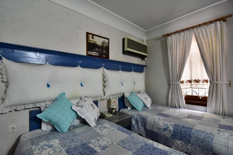 Shower, Toilet, Bed, Bathroom, TV and multimedia, Coffee/tea facilities, Seating area, Bedroom, Family, Quiet street view