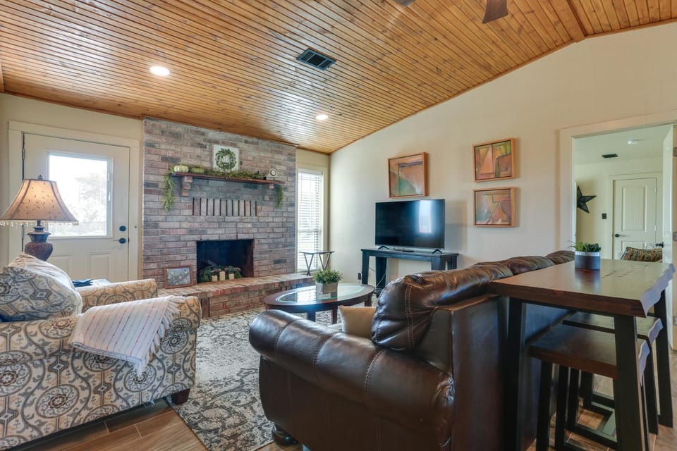 Ranch Getaway with Pool and Horse Stall Access! House in Oklahoma