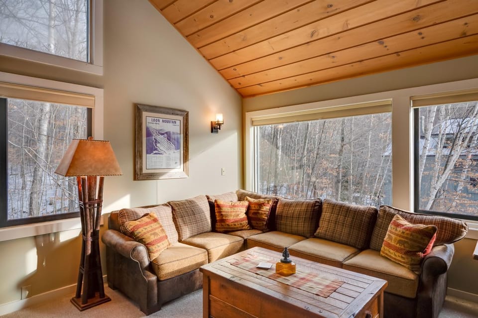Lincoln Condo w/ Balcony & View < 2 Mi to Loon Mtn House in Lincoln