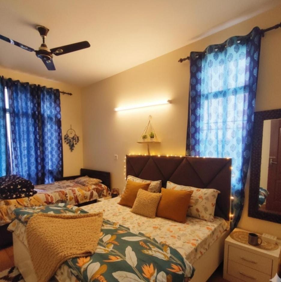 Bed, Photo of the whole room, Seating area, Bedroom