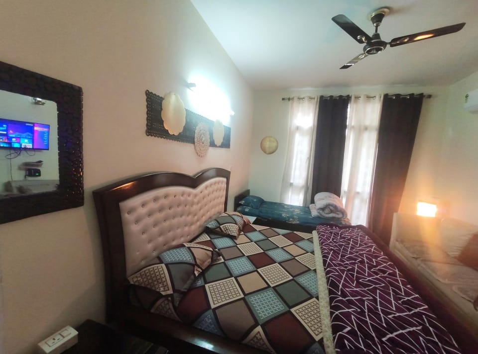 Bed, TV and multimedia, Photo of the whole room, Bedroom