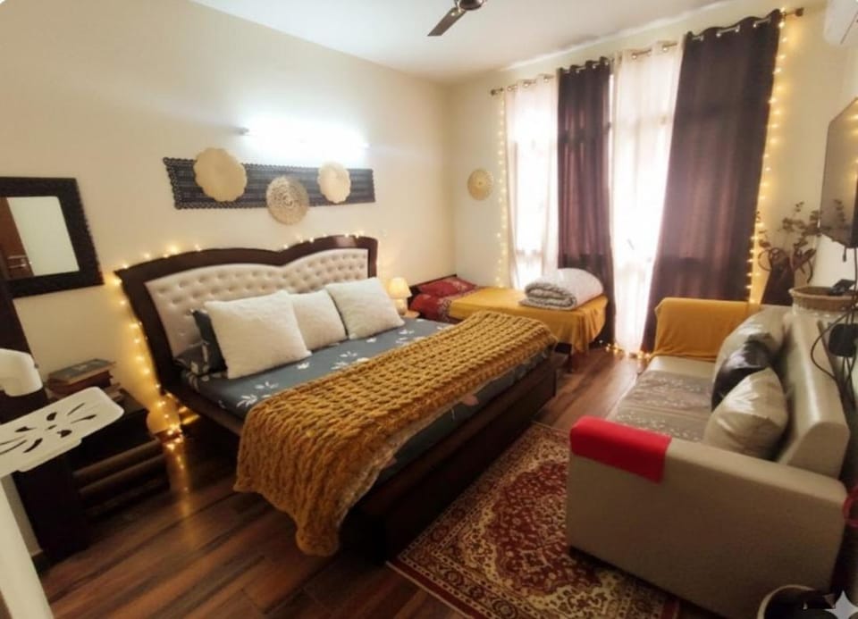 Bed, Photo of the whole room, Seating area, Bedroom