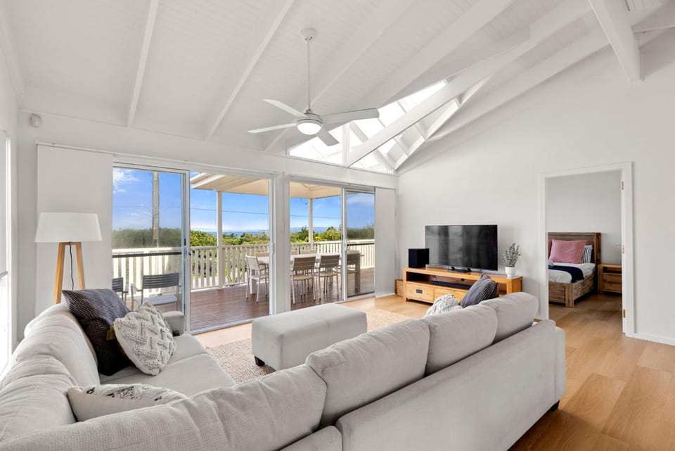 Peppertree Jervis Bay Pet Friendly Beachfront with Sea Views House in Callala Bay