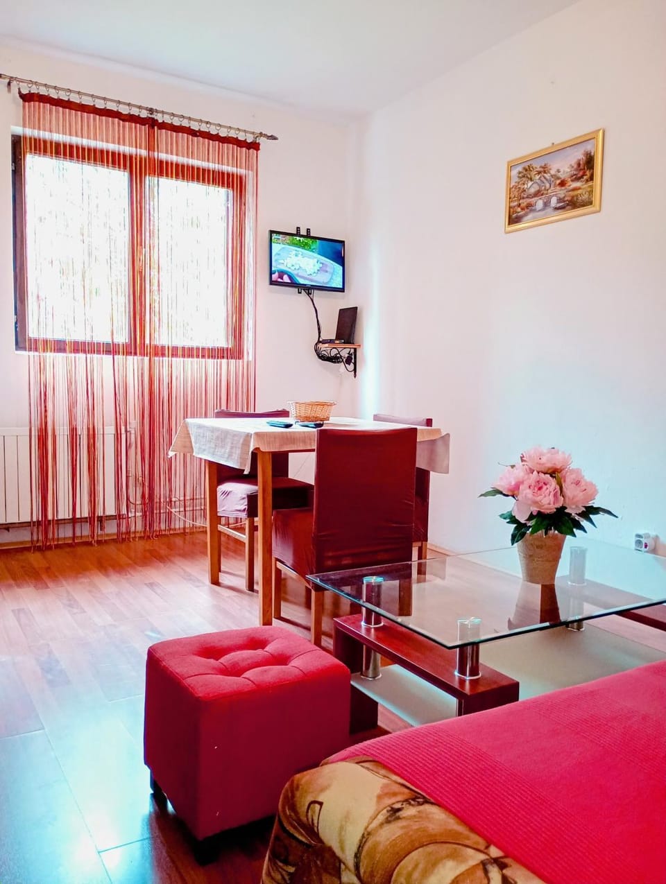 TV and multimedia, Living room, Photo of the whole room, Seating area, Dining area, Animals, Pets, pet friendly