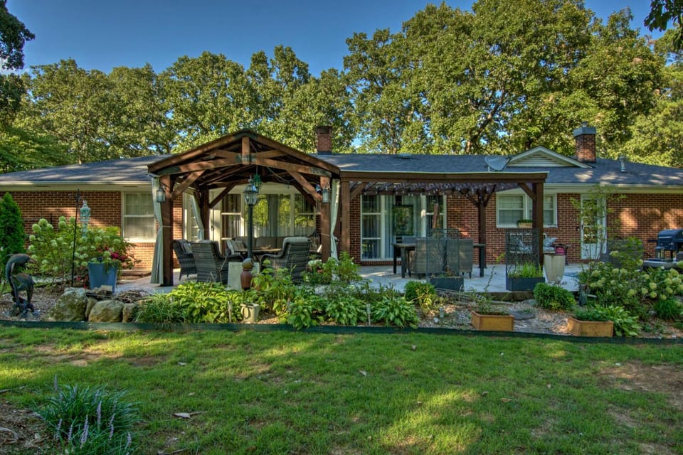 Charming Florence Getaway w/ Fireplace & Grill! House in Florence