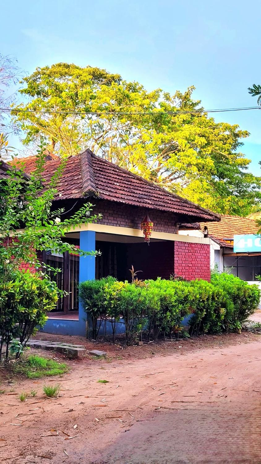 Property building, Restaurant/places to eat, Day, Natural landscape, Garden, Parking