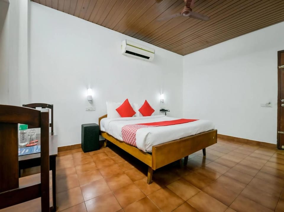 Restaurant/places to eat, Bed, Photo of the whole room, Bedroom, air conditioner