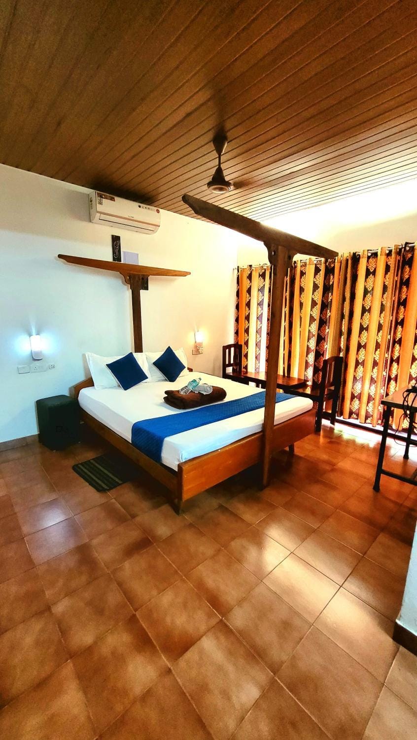 Restaurant/places to eat, Bed, Bathroom, Balcony/Terrace, Photo of the whole room, Bedroom, air conditioner