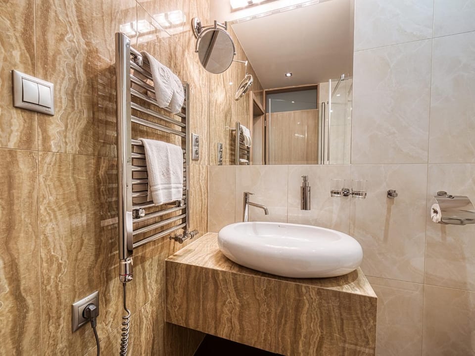 Bathroom, towels