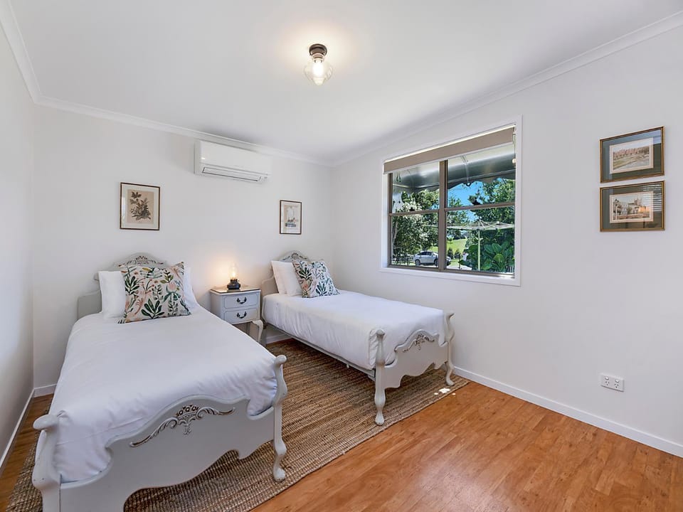 Sweet Cottage, sleeps 4 - stroll to Maleny Apartment in Maleny