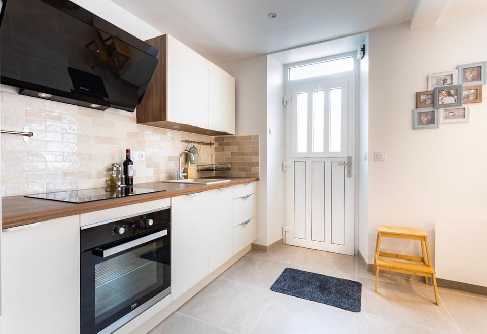 Kitchen or kitchenette, dishwasher, oven, stove