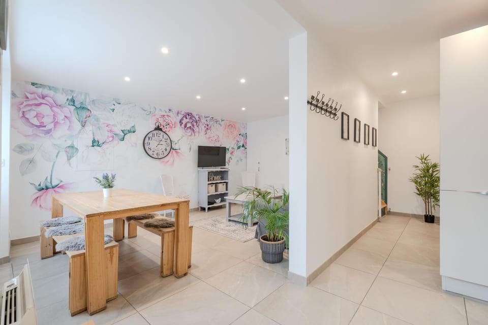 Kitchen or kitchenette, Living room, Dining area