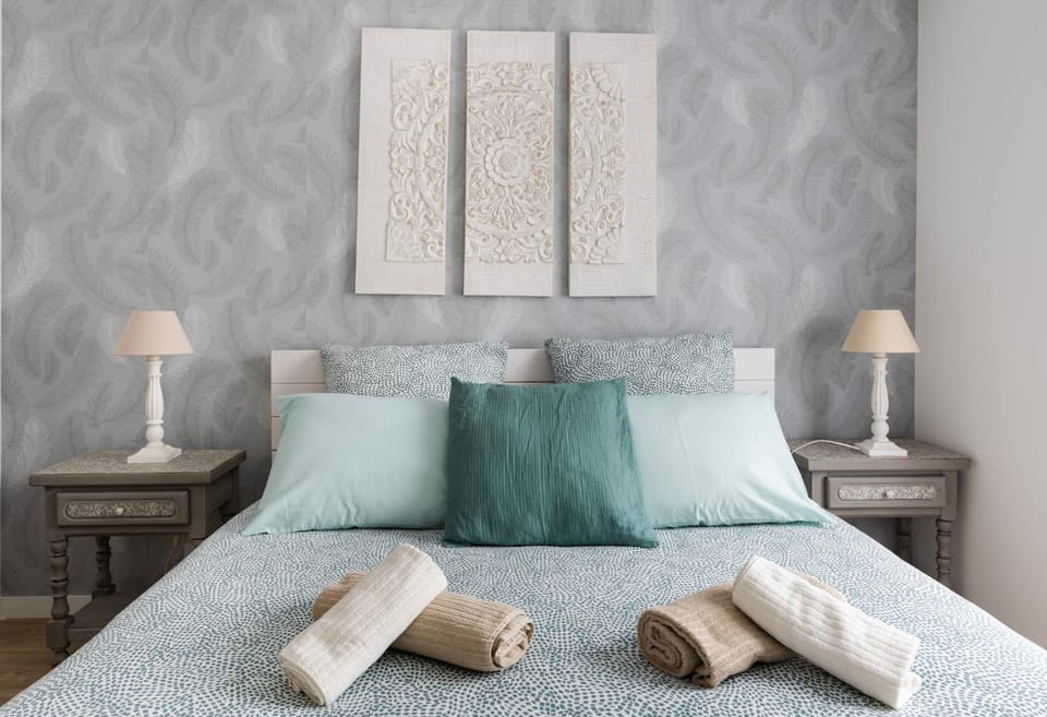 Bed, Photo of the whole room, Bedroom, towels