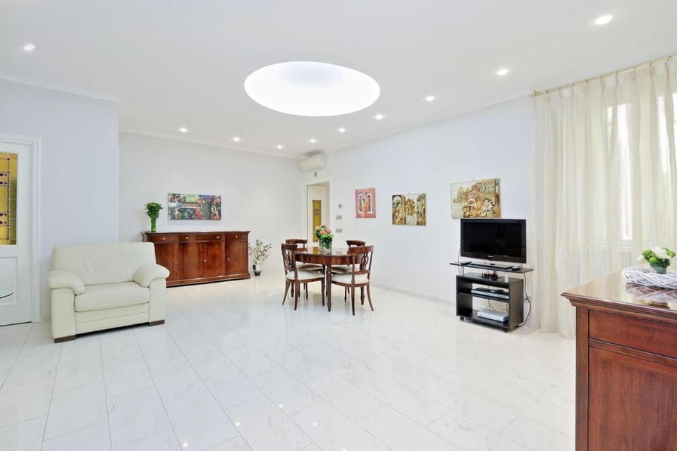 TV and multimedia, Living room, Seating area, Dining area, air conditioner