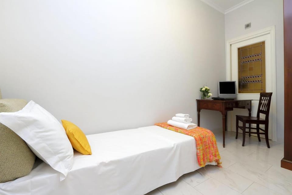 Bed, TV and multimedia, Photo of the whole room, Seating area, Bedroom