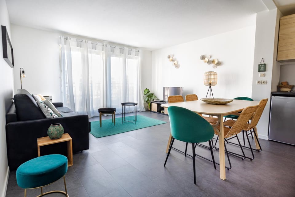 Seating area, Dining area