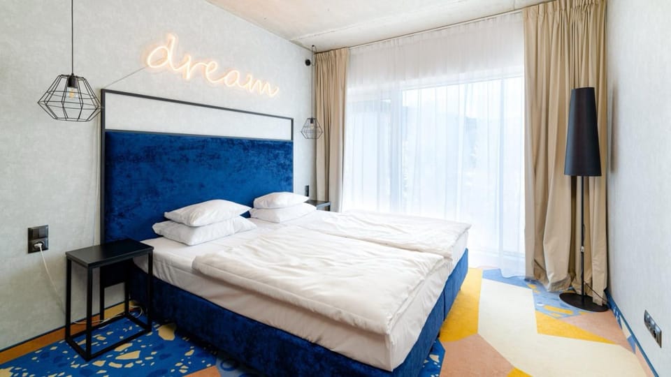 Bed, TV and multimedia, Photo of the whole room, Bedroom, towels