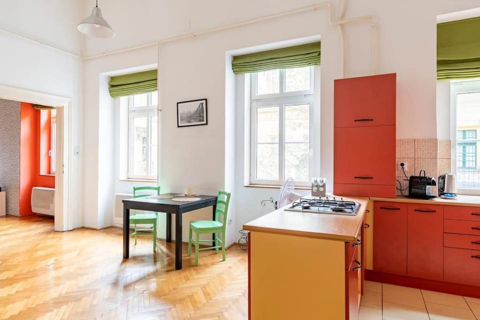 Coffee/tea facilities, Kitchen or kitchenette, Dining area, stove, toaster