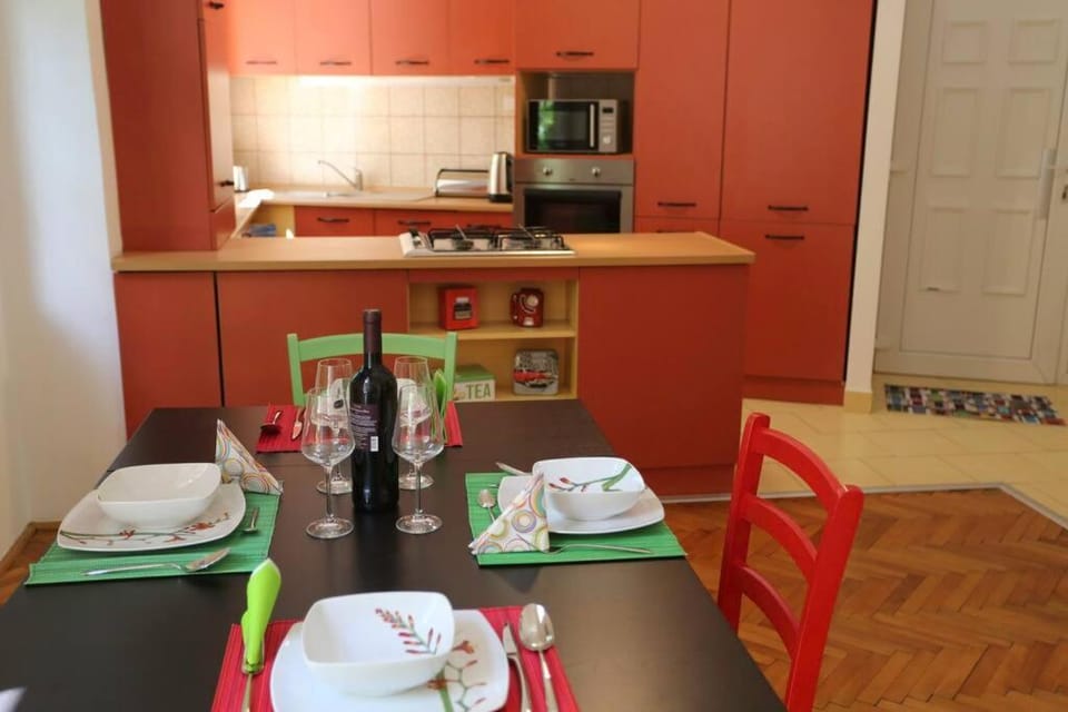 Kitchen or kitchenette, Food and drinks, Dining area, minibar, pet friendly, stove, toaster