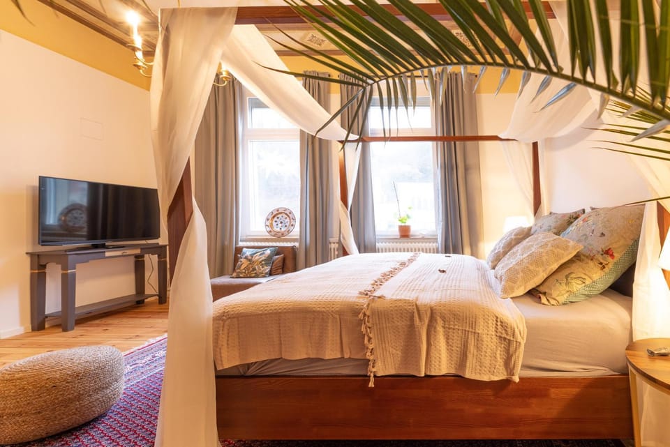 Bed, TV and multimedia, Bedroom