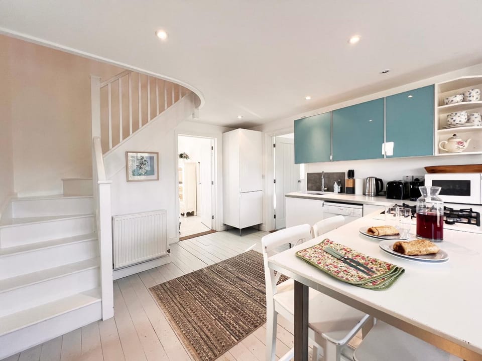 Dining area, kitchen