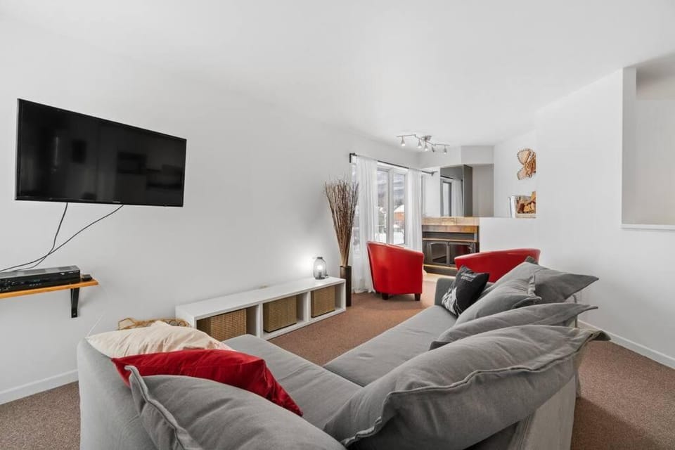 TV and multimedia, Living room, Seating area, Mountain view