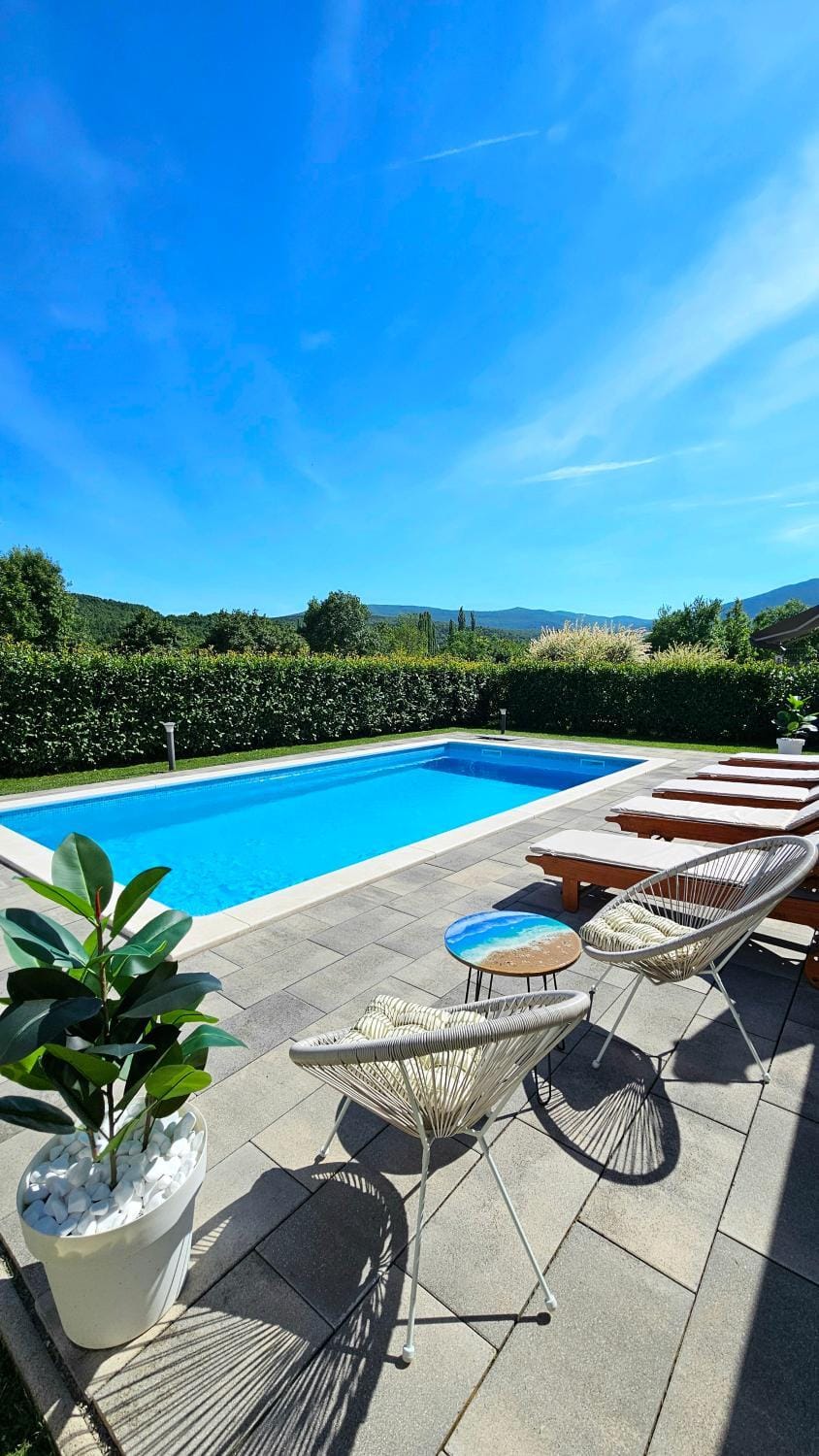 Day, Natural landscape, Mountain view, Pool view, Swimming pool, sunbed