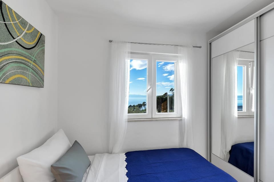 Bedroom, Mountain view, Sea view