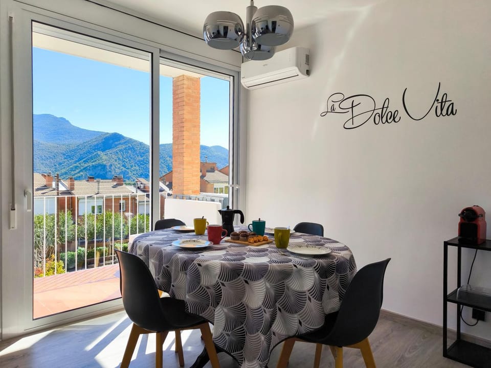 Coffee/tea facilities, View (from property/room), Dining area, Mountain view, Street view, Quiet street view, heating, air conditioner