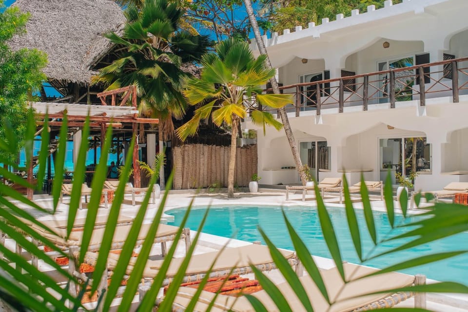 Property building, Patio, Day, Garden, Garden view, Pool view, Swimming pool, sunbed