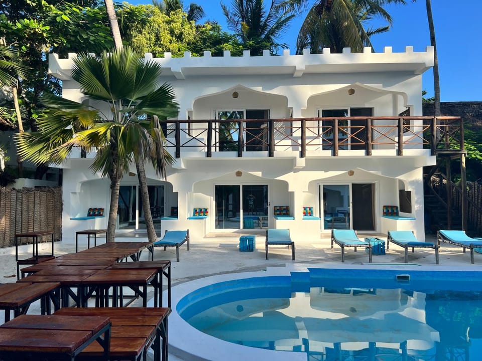 Property building, Patio, Balcony/Terrace, Pool view, sunbed