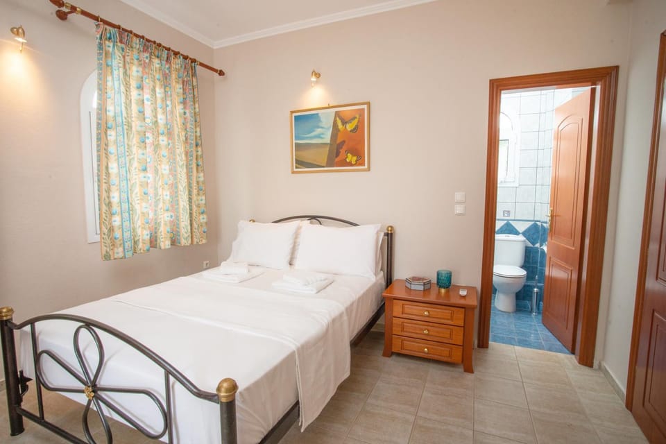 Toilet, Bed, Bathroom, Photo of the whole room, Bedroom, towels