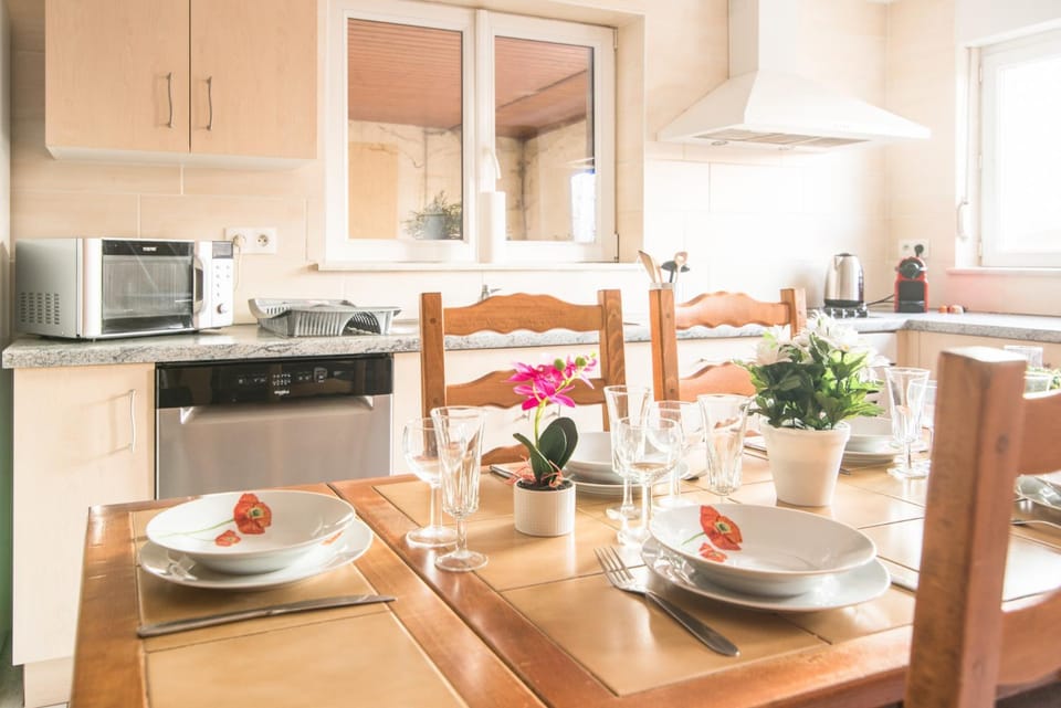 Coffee/tea facilities, Kitchen or kitchenette, Dining area, stove