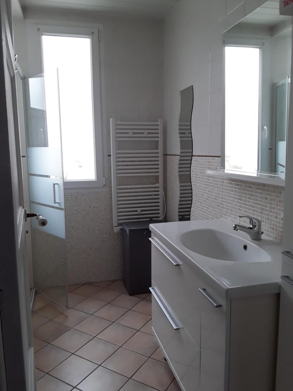 Chambre lit double proche du circuit Bed and Breakfast in Le Mans