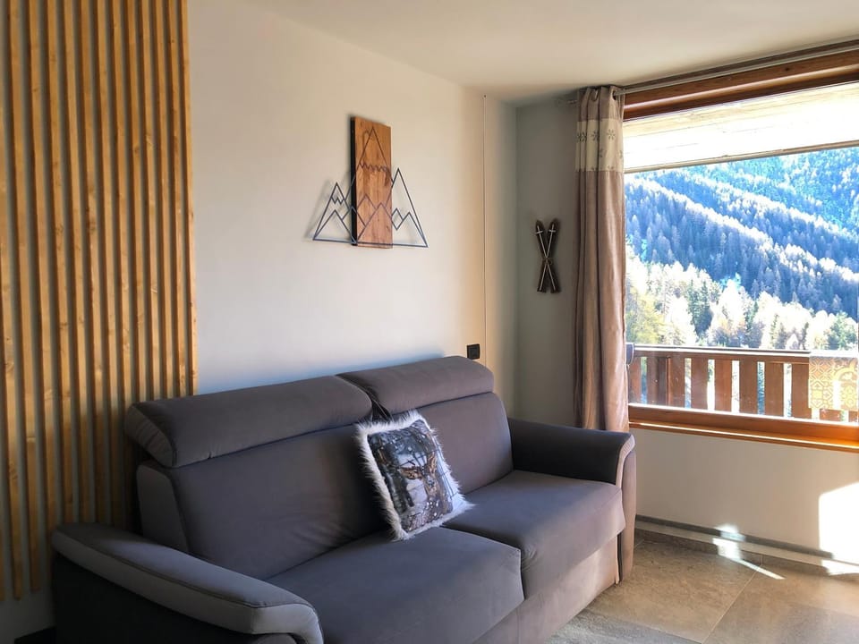 Natural landscape, Living room, Mountain view